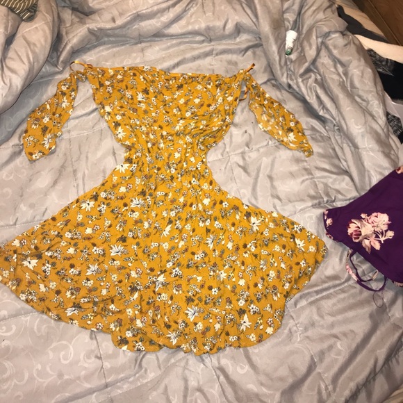 Dresses & Skirts - Yellow Dress w flowers